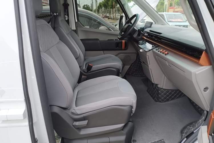 Used Farizon Super VAN 2025 Model, Zhifu Edition, Mid-axle High-roof, 83 kWh Right Front Seat