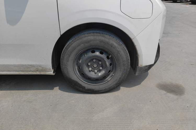Used Farizon Super VAN 2025 Yucheng Action-Pak, Mid-Axle High-Roof 68kWh ZhiXin, 7-seater Right Front Wheel Hub