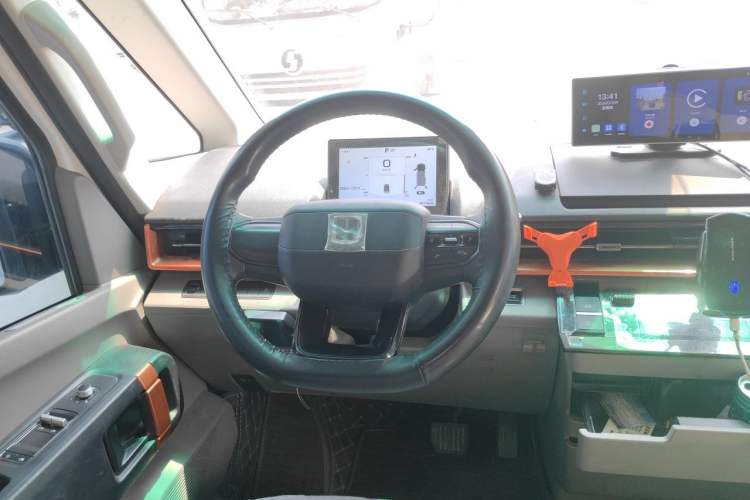 Used Farizon Super VAN 2025 Yucheng Action-Pak, Mid-Axle High-Roof 68kWh ZhiXin, 7-seater Steering Wheel