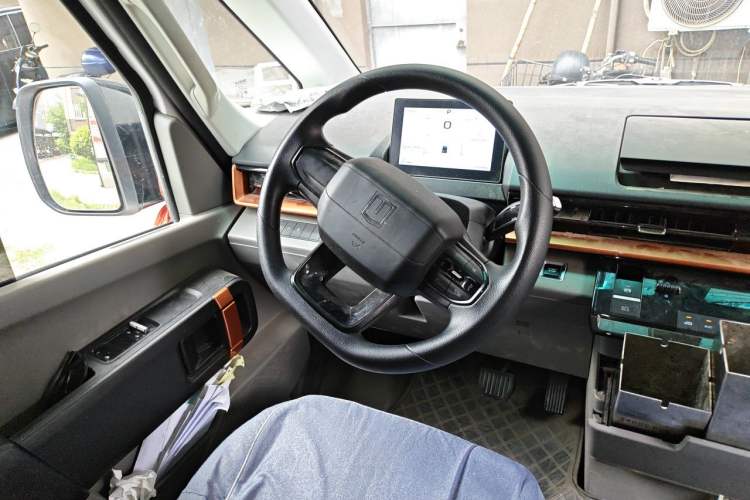 Used Farizon Super VAN 2025 Model, Chuangfu Edition, Mid-axle Medium-roof, Zhixin 68 kWh Steering Wheel