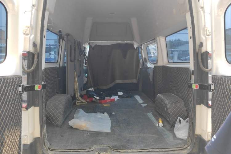 Used Farizon Super VAN 2025 Yucheng Action-Pak, Mid-Axle High-Roof 68kWh ZhiXin, 7-seater Trunk
