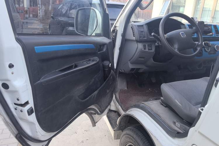 Used Farizon Xingxiang E6 2020 Van with High Roof 1365kg Payload Capacity Equipped with CATL's High-Energy Battery Driver Seat