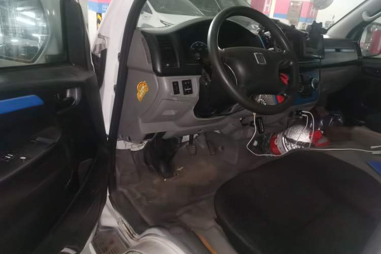 Used Farizon Xingxiang E6 2020 Van Model Low Roof 1365kg Payload Capacity Equipped with High-Capacity CATL Battery Driver Seat