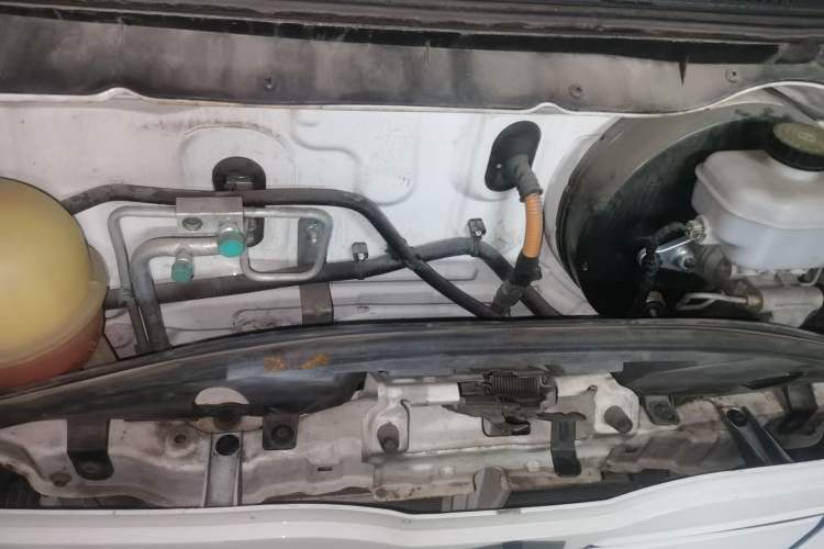 Used Farizon Xingxiang E6 2020 Van Model Low Roof 1365kg Payload Capacity Equipped with High-Capacity CATL Battery Engine Bay