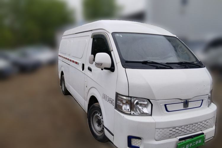 Used Farizon Xingxiang E6 2020 Van with High Roof 1365kg Payload Capacity Equipped with CATL's High-Energy Battery Front Right 45 Deg
