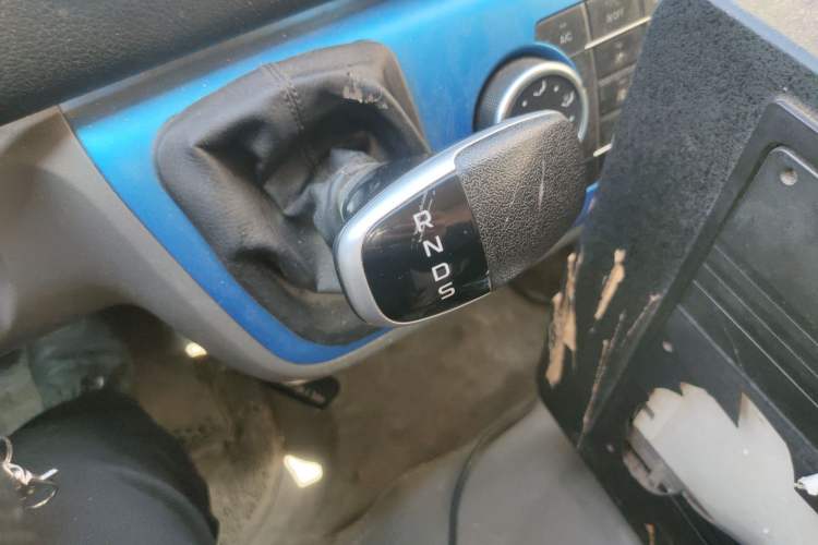 Used Farizon Xingxiang E6 2020 Van with High Roof 1365kg Payload Capacity Equipped with CATL's High-Energy Battery Gear Lever
