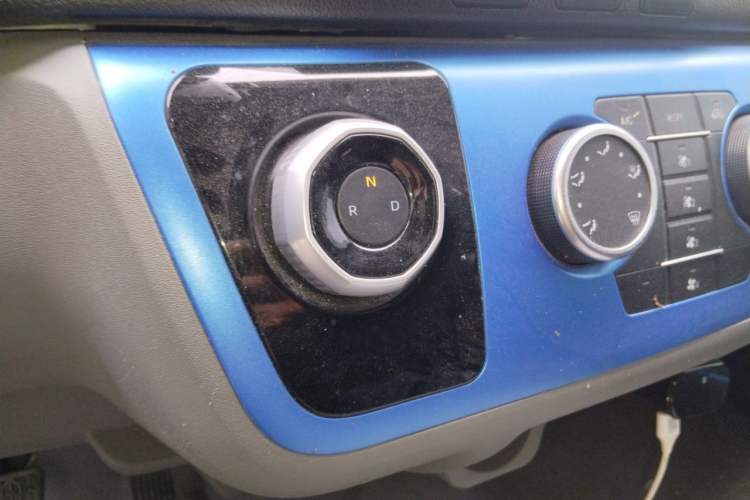 Used Farizon Xingxiang E6 2020 Van with High Roof 1365kg Payload Capacity Equipped with CATL's High-Energy Battery Gear Lever