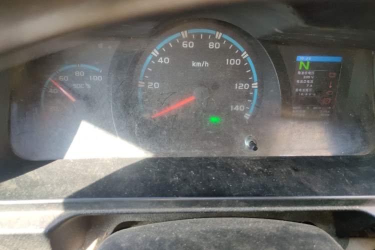 Used Farizon Xingxiang E6 2020 Van with High Roof 1365kg Payload Capacity Equipped with CATL's High-Energy Battery Instrument Cluster