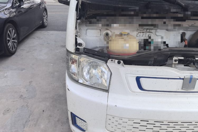 Used Farizon Xingxiang E6 2020 Van with High Roof 1365kg Payload Capacity Equipped with CATL's High-Energy Battery Right Front Headlight