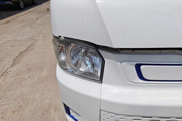 Used Farizon Xingxiang E6 2020 Van with High Roof 1365kg Payload Capacity Equipped with CATL's High-Energy Battery Right Front Headlight
