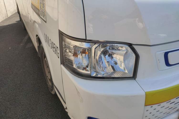 Used Farizon Xingxiang E6 2020 Van with High Roof 1365kg Payload Capacity Equipped with CATL's High-Energy Battery Right Front Headlight