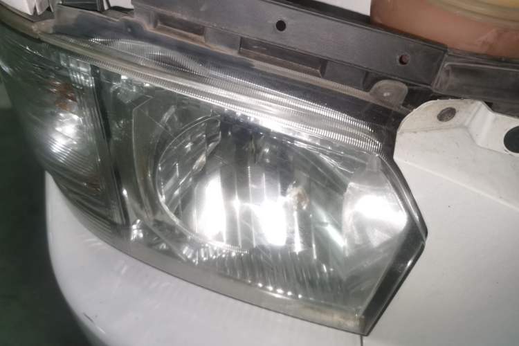 Used Farizon Xingxiang E6 2020 Van Model Low Roof 1365kg Payload Capacity Equipped with High-Capacity CATL Battery Right Front Headlight