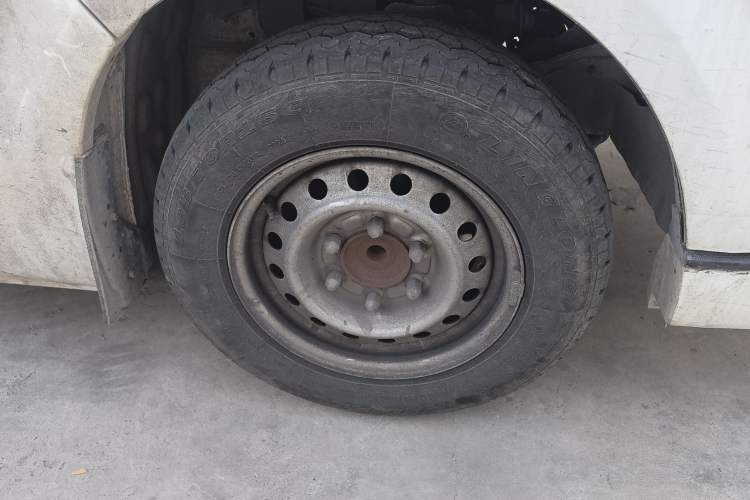 Used Farizon Xingxiang E6 2020 Van with High Roof 1365kg Payload Capacity Equipped with CATL's High-Energy Battery Right Front Wheel Hub