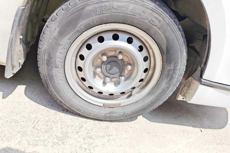 Used Farizon Xingxiang E6 2020 Van with High Roof 1365kg Payload Capacity Equipped with CATL's High-Energy Battery Right Front Wheel Hub