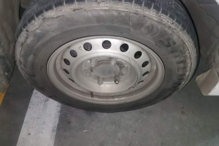 Used Farizon Xingxiang E6 2020 Van Model Low Roof 1365kg Payload Capacity Equipped with High-Capacity CATL Battery Right Front Wheel Hub