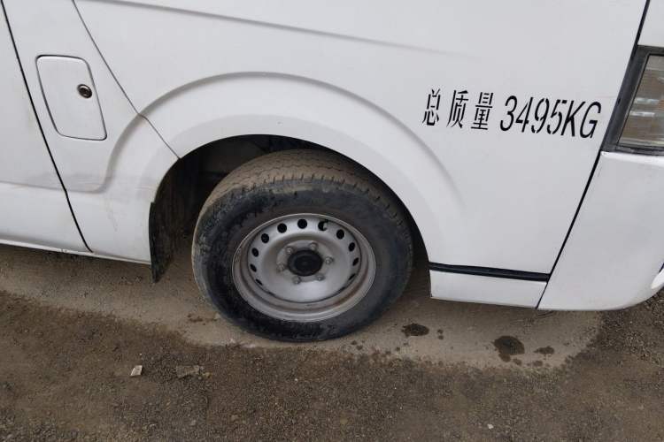 Used Farizon Xingxiang E6 2020 Van with High Roof 1365kg Payload Capacity Equipped with CATL's High-Energy Battery Right Front Wheel Hub