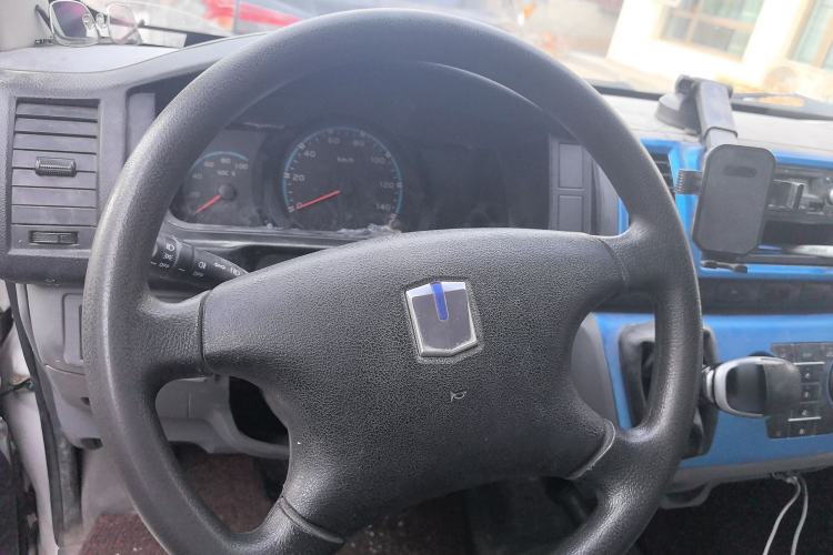 Used Farizon Xingxiang E6 2020 Van with High Roof 1365kg Payload Capacity Equipped with CATL's High-Energy Battery Steering Wheel