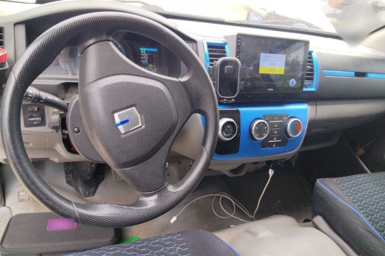 Used Farizon Xingxiang E6 2020 Van with High Roof 1365kg Payload Capacity Equipped with CATL's High-Energy Battery Steering Wheel