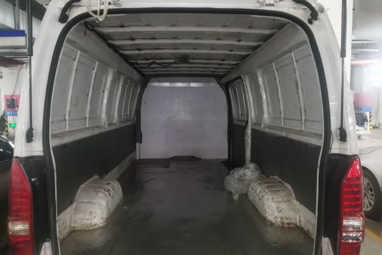 Used Farizon Xingxiang E6 2020 Van Model Low Roof 1365kg Payload Capacity Equipped with High-Capacity CATL Battery Trunk