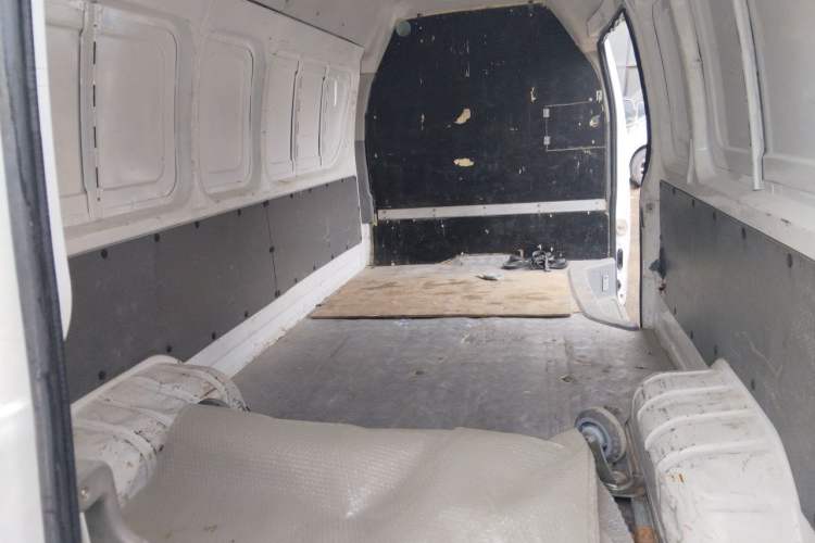 Used Farizon Xingxiang E6 2020 Van with High Roof 1365kg Payload Capacity Equipped with CATL's High-Energy Battery Trunk