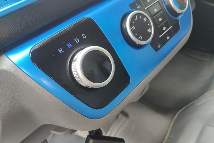Used Farizon Xingxiang E6 2022 Van with High Roof Equipped with CATL 50.23 kWh Battery Gear Lever
