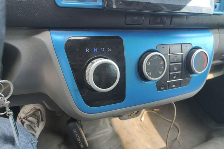 Used Farizon Xingxiang E6 2022 Van with High Roof Equipped with CATL 50.23 kWh Battery Gear Lever