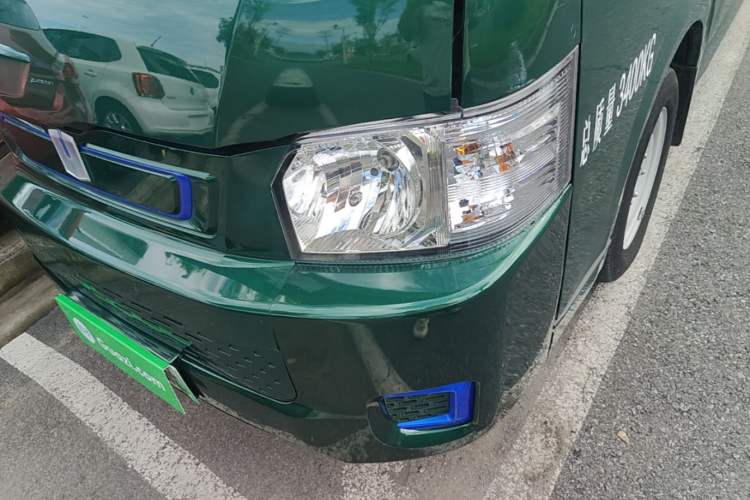 Used Farizon Xingxiang E6 2022 Van with High Roof Equipped with CATL 50.23 kWh Battery Left Front Headlight