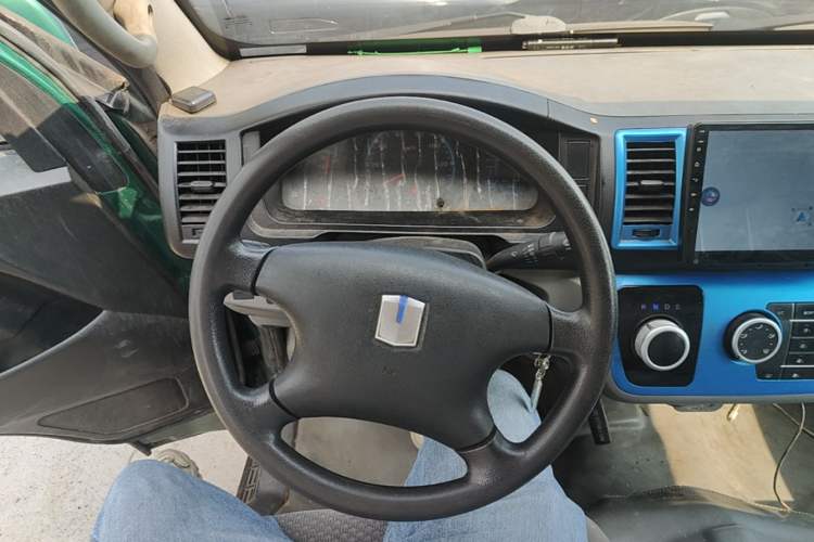 Used Farizon Xingxiang E6 2022 Van with High Roof Equipped with CATL 50.23 kWh Battery Steering Wheel