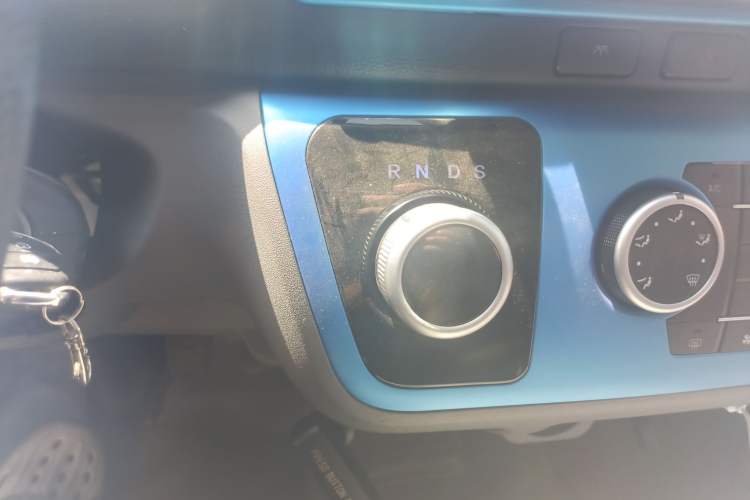 Used Farizon Xingxiang E6 2022 Van with High Roof Equipped with CATL 50.23 kWh Battery Gear Lever
