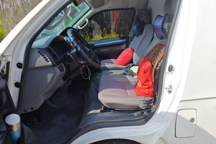 Used Farizon Xingxiang E6 2022 Van with High Roof Equipped with CATL 50.23 kWh Battery Left Front Seat