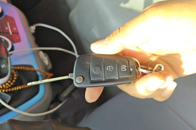 Used Farizon Xingxiang E6 2022 Van with High Roof Equipped with CATL 50.23 kWh Battery Vehicle Key