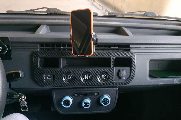 Used Farizon Xingxiang F1E 2023 Flatbed Truck Remote Smart Chip 46.08 kWh Audio And AC Panel