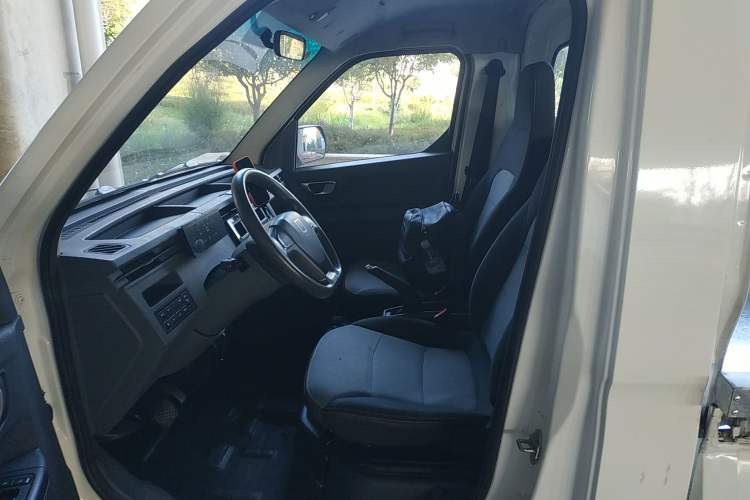 Used Farizon Xingxiang F1E 2023 Flatbed Truck Remote Smart Chip 46.08 kWh Left Front Seat