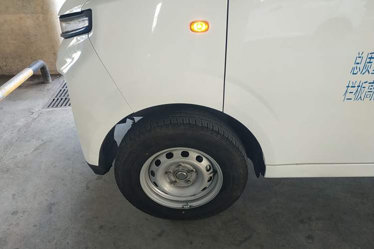 Used Farizon Xingxiang F1E 2023 Flatbed Truck Remote Smart Chip 46.08 kWh Left Front Wheel Hub