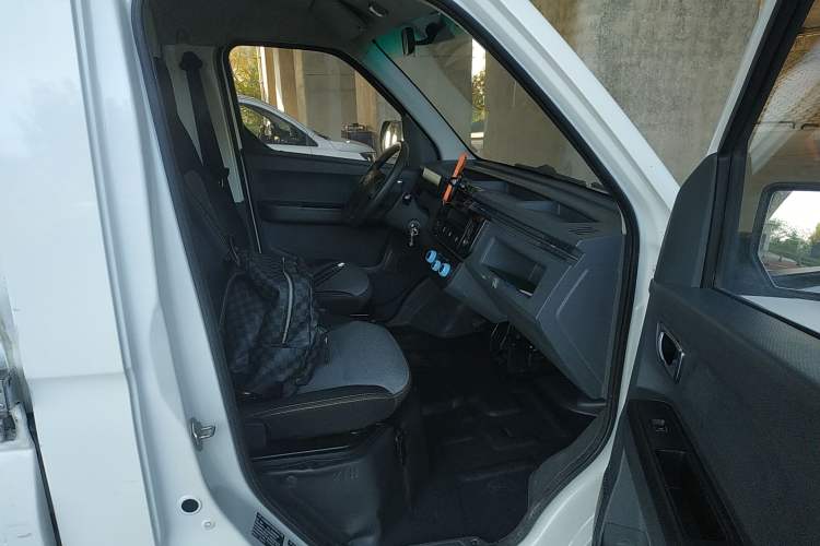 Used Farizon Xingxiang F1E 2023 Flatbed Truck Remote Smart Chip 46.08 kWh Right Front Seat