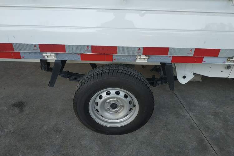 Used Farizon Xingxiang F1E 2023 Flatbed Truck Remote Smart Chip 46.08 kWh Right Rear Wheel Hub