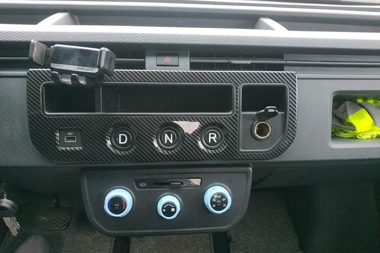Used Farizon Xingxiang F1E 2023 Flatbed Truck EVE 41.86 kWh Audio And AC Panel