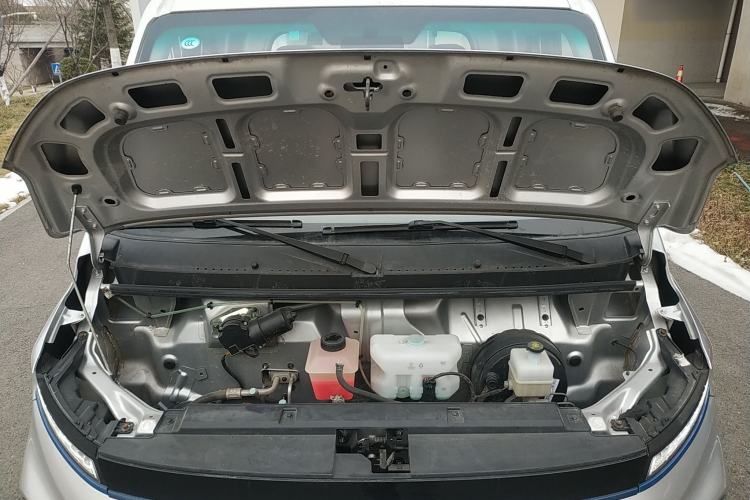 Used Farizon Xingxiang F1E 2023 Flatbed Truck EVE 41.86 kWh Engine Bay