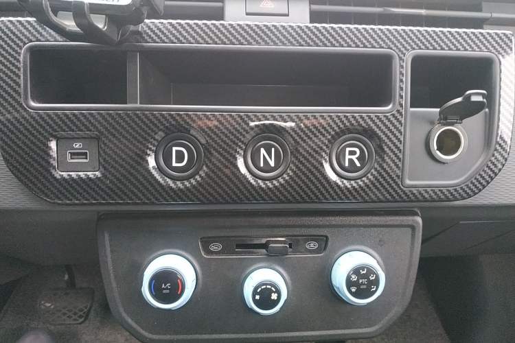 Used Farizon Xingxiang F1E 2023 Flatbed Truck EVE 41.86 kWh Gear Lever