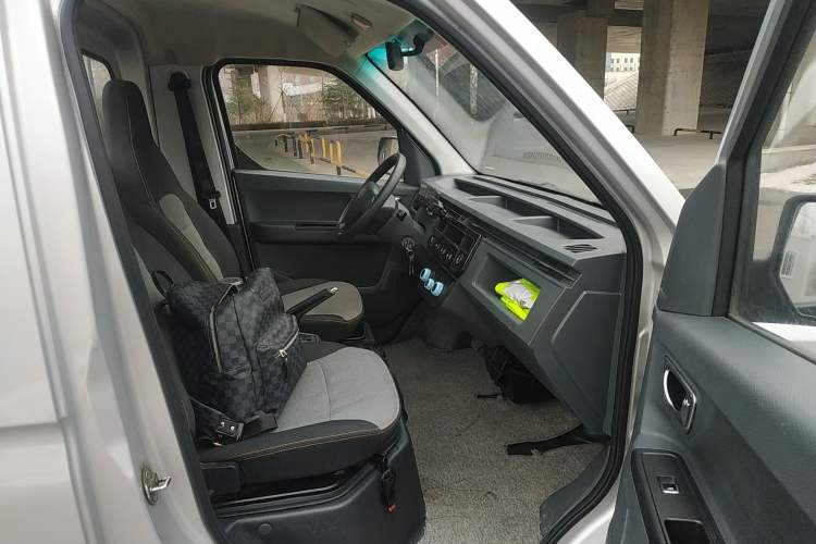 Used Farizon Xingxiang F1E 2023 Flatbed Truck EVE 41.86 kWh Right Front Seat