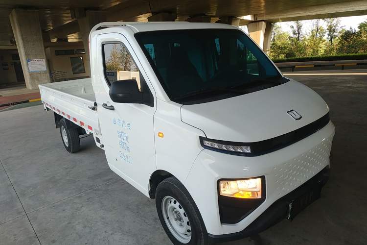 Used Farizon Xingxiang F1E 2023 Evesight Cargo Van with 41.86 kWh Front Right 45 Deg
