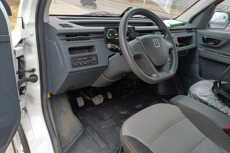 Used Farizon Xingxiang F1E 2023 Flatbed Truck Remote Smart Chip 46.08 kWh Interior 2