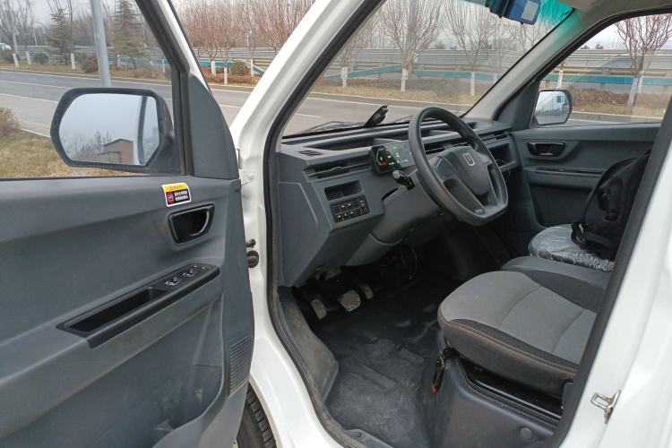 Used Farizon Xingxiang F1E 2023 Flatbed Truck Remote Smart Chip 46.08 kWh Interior 3