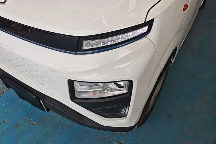 Used Farizon Xingxiang F1E 2023 Flatbed Truck Remote Smart Chip 46.08 kWh Left Front Headlight