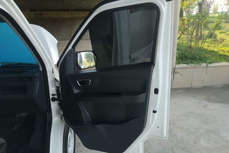 Used Farizon Xingxiang F1E 2023 Evesight Cargo Van with 41.86 kWh Right Front Door Interior