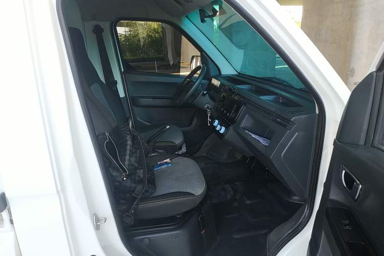 Used Farizon Xingxiang F1E 2023 Evesight Cargo Van with 41.86 kWh Right Front Seat