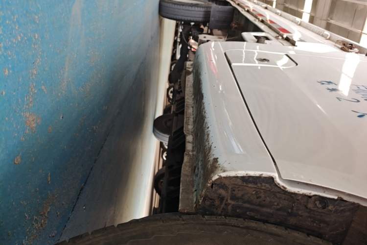 Used Farizon Xingxiang F1E 2023 Flatbed Truck Remote Smart Chip 46.08 kWh Right Side Sill