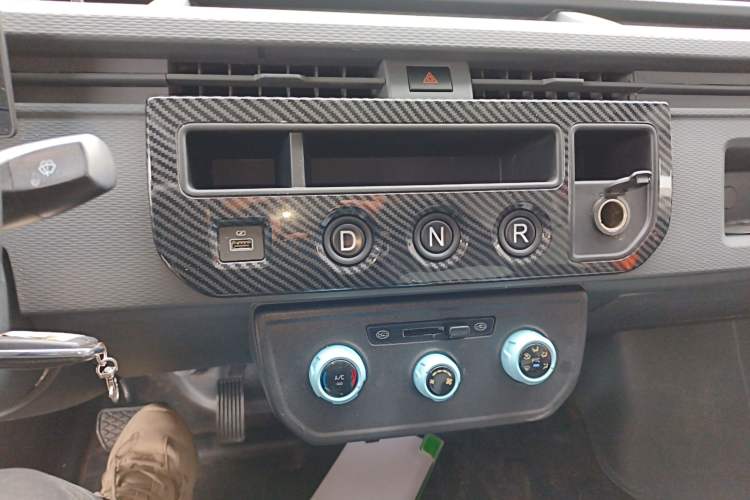 Used Farizon Xingxiang V 2022 Star Enjoy V6E Deluxe Edition Long Wheelbase Guoxuan 38.7 kWh Audio And AC Panel