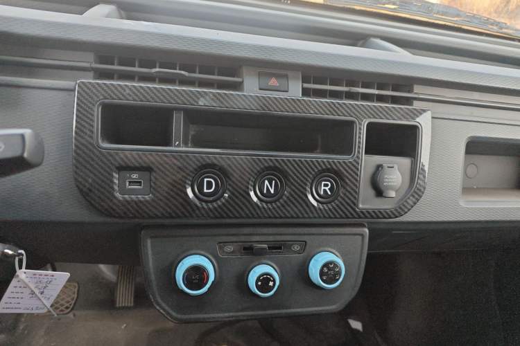 Used Farizon Xingxiang V 2022 Star Enjoy V5E Value Edition Short Wheelbase Guoxuan 38.7 kWh Audio And AC Panel