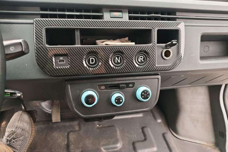 Used Farizon Xingxiang V 2022 Star Enjoy V6E Value Edition Long Wheelbase Ningde – 41.86 kWh Audio And AC Panel